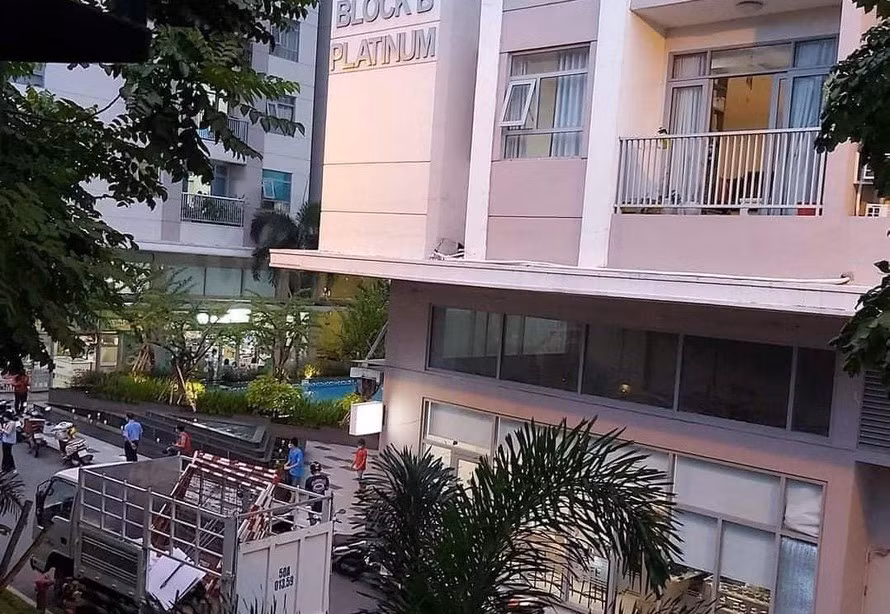 8. Chung cư cao cấp trên đường Huỳnh Tấn Phát, Phường Bình Thuận, Quận 7: Ngày 18/5, lực lượng chức năng quận 7, TPHCM đang phong toả một chung cư trên đường Huỳnh Tấn Phát, phường Bình Thuận và một căn hộ cao cấp ở đường số 10, phường Tân Kiểng, sau khi có thông tin một thanh niên ở đây nghi mắc COVID-19. 