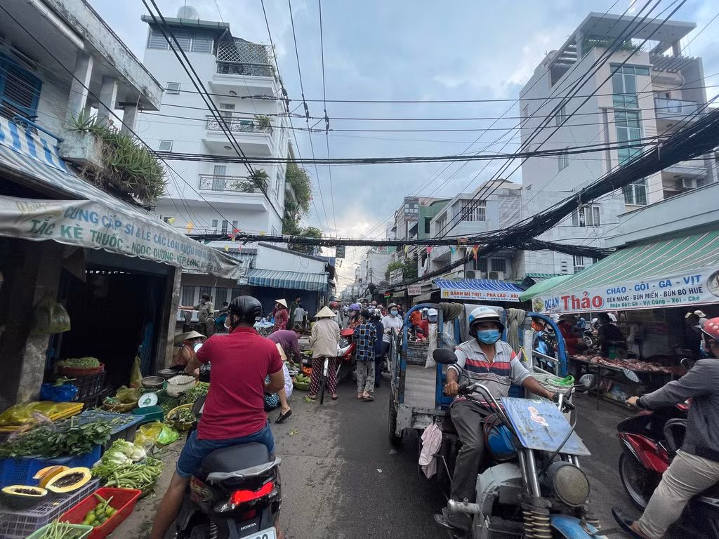 4. Hẻm 200 Xóm Chiếu, quận 4: Tối 20/5, lực lượng chức năng gồm công an, trật tự đô thị, dân quân tự vệ, bảo vệ dân phố đã tiến hành dựng rào chắn, hạn chế người dân không được ra vào. Người dân bên ngoài vào trong thì được nhưng phải cách ly để theo dõi, chờ kết quả theo quy định, còn người bên trong hẻm không được ra khỏi hẻm. 