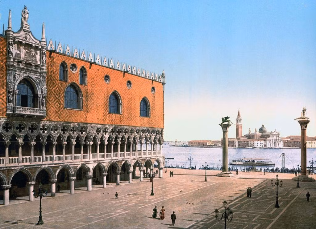 Khu vực rộng lớn trước cung điện Doge ở Venice. Ảnh VT