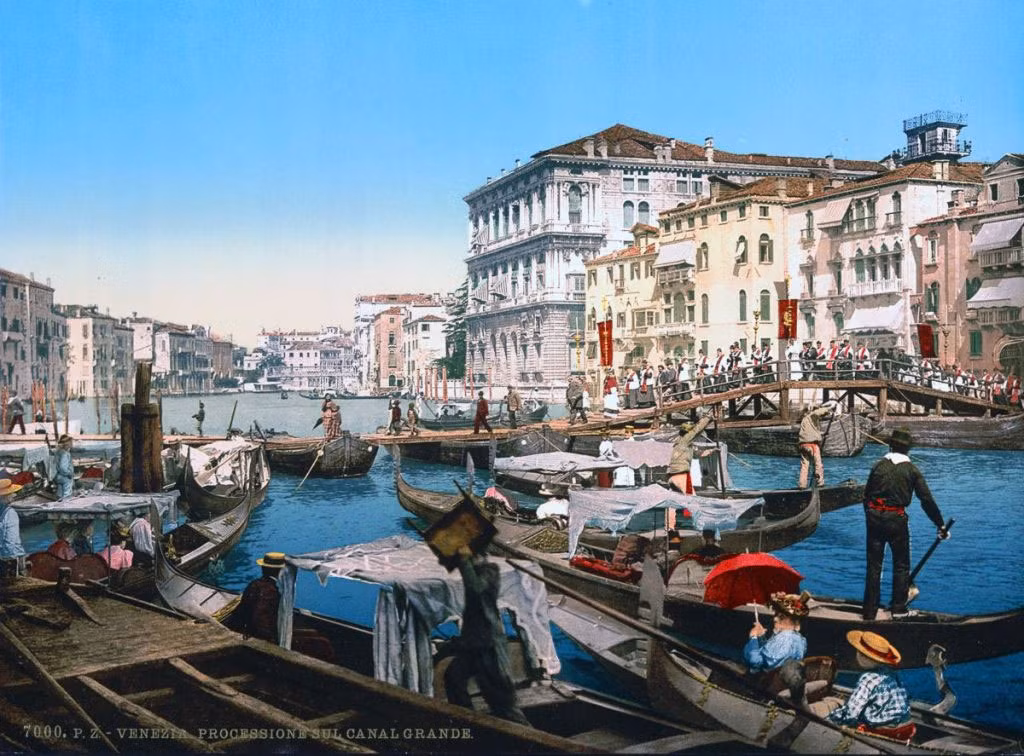 Thuyền tấp nập trên kênh ở Venice. Ảnh OLA