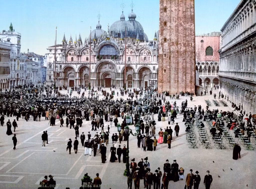 Mọi người tập trung ở Quảng trường Thánh Mark ở thành phố lãng mạn Venice để xem hòa nhạc hồi cuối thế kỷ 19. Ảnh OLA