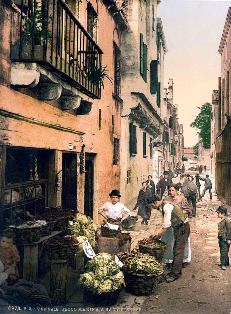 Người dân mua bán ở một cửa hàng rau củ địa phương trong một con ngách nhỏ sâu ở Venice. Ảnh OLA