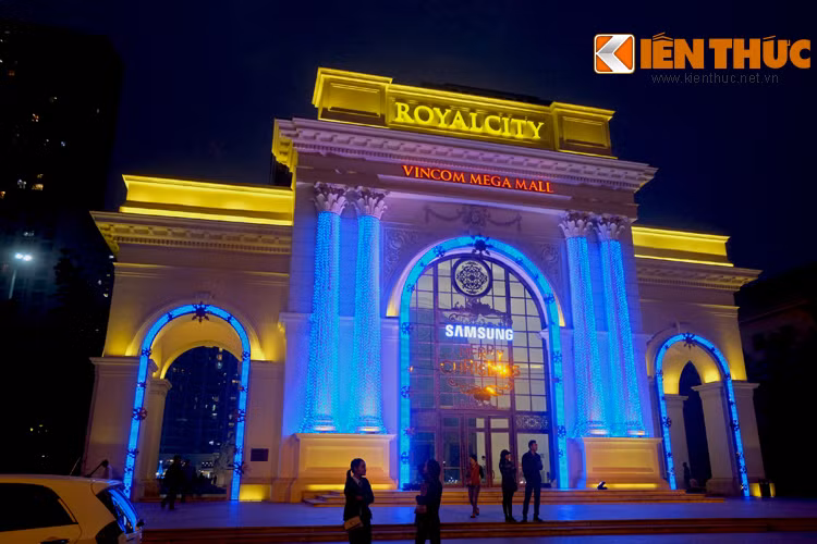 Chiếu sáng ấn tượng tại Vincom Mega Mall (Nguyễn Trãi - Hà Nội).