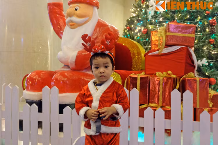 Nét dễ thương của ông già Noel phiên bản nhí khiến mùa Noel thêm ấm áp, dịu dàng.
