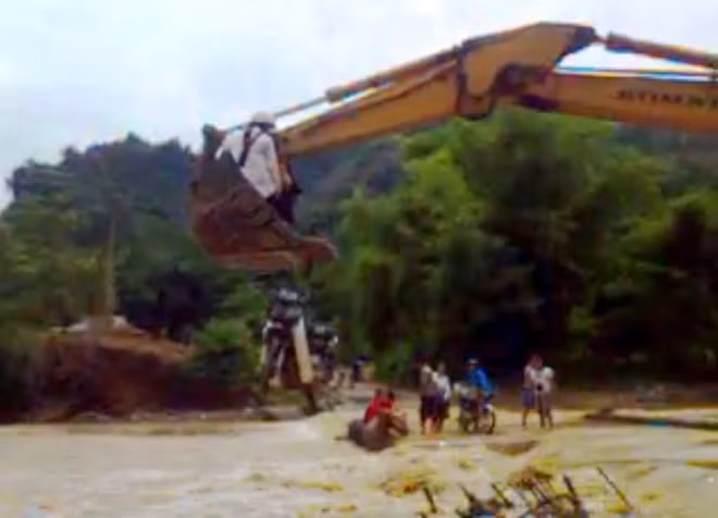 Câu chuyện giáo viên vượt lũ dữ đem con chữ đến cho học sinh nghèo ở Trường phổ thông dân tộc bán trú Nậm Mười (huyện Văn Chấn, Yên Bái) cũng đã khiến nhiều người xúc động diễn ra vào ngày cuối tháng 8/2016. Khi lũ cuốn mất chiếc cầu qua suối, nhiều giáo viên phải thuê người dân cẩu người và xe máy với giá rẻ nhất là 50.000 đồng/chiếc/lần.