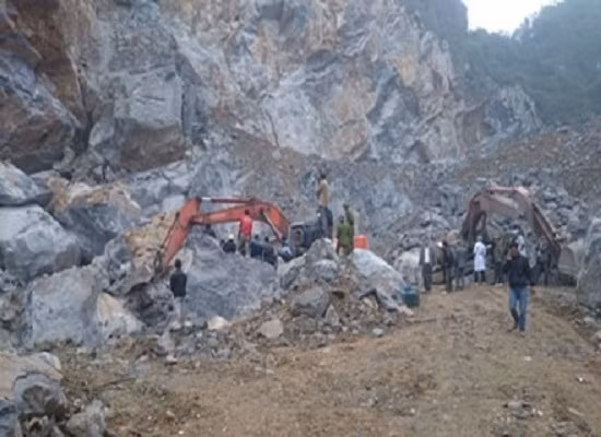 Rạng sáng 30/1, một vụ sạt lở núi đá tự nhiên tại khu Hòn Cống Đỏ, xã Bản Sen, huyện Vân Đồn đã khiến 3 công nhân đang ở lán trại của Công ty Ngọc Trai bị mất tích. Nguồn ảnh: Công Lý.
