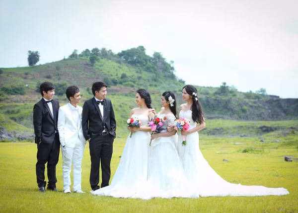 Ba chị em ruột Nguyễn Ngọc Thùy Dương (sinh năm 1994), Nguyễn Ngọc Thùy Trâm (sinh năm 1995) và Nguyễn Ngọc Thùy Tiên (sinh năm 1996) tại huyện Tân Thành, tỉnh Bà Rịa – Vũng Tàu đã cùng nhau tổ chức đám cưới cùng một ngày 10/7. Nguồn ảnh: Dân Việt.