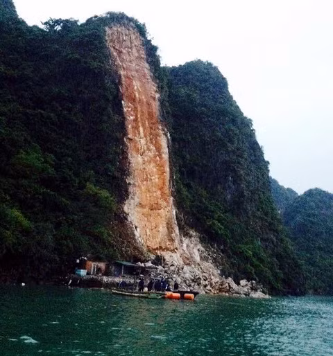 Hình ảnh hàng trăm nghìn mét khối đất đá bất ngờ sạt lở đã vùi lấp toàn bộ khu vực nhà ăn và nhà bảo vệ của Công ty. Nguồn ảnh: Thông tấn xã VN.
