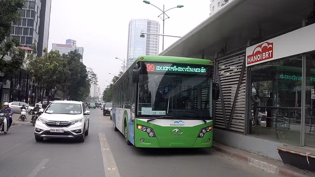 Tuần qua, tuyến buýt nhanh BRT đầu tiên của Hà Nội đã chạy thử. Theo dự kiến, tuyến số 1 Yên Nghĩa - Kim Mã đã sẵn sàng để chạy thử từ ngày 25/12 và chính thức hoạt động từ ngày 1/1/2017 tới đây, đồng thời miễn phí 1 tháng cho người dân làm quen. Ảnh: VTV.