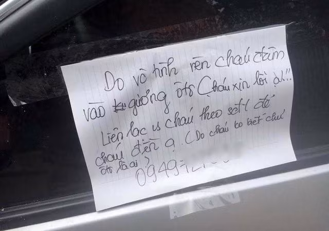 Câu chuyện về bài học xin lỗi, nhận trách nhiệm của một nam sinh lớp 11 cũng từng gây "bão" trong năm 2016. Sau khi đâm vỡ gương ôtô, nam sinh lớp 11 ở Hải Phòng đã để lại tờ giấy ghi số điện thoại kèm lời xin lỗi chân thành. Chủ xe không bắt đền mà lấy đó làm tấm gương cho con mình. Bức ảnh chụp tờ giấy để lại và hành động của chủ xe cho thấy một điều, khi chúng ta làm sai một điều gì đó và chủ động chịu trách nhiệm, phẩm chất đức độ cao quý đó sẽ được người khác quý trọng.
