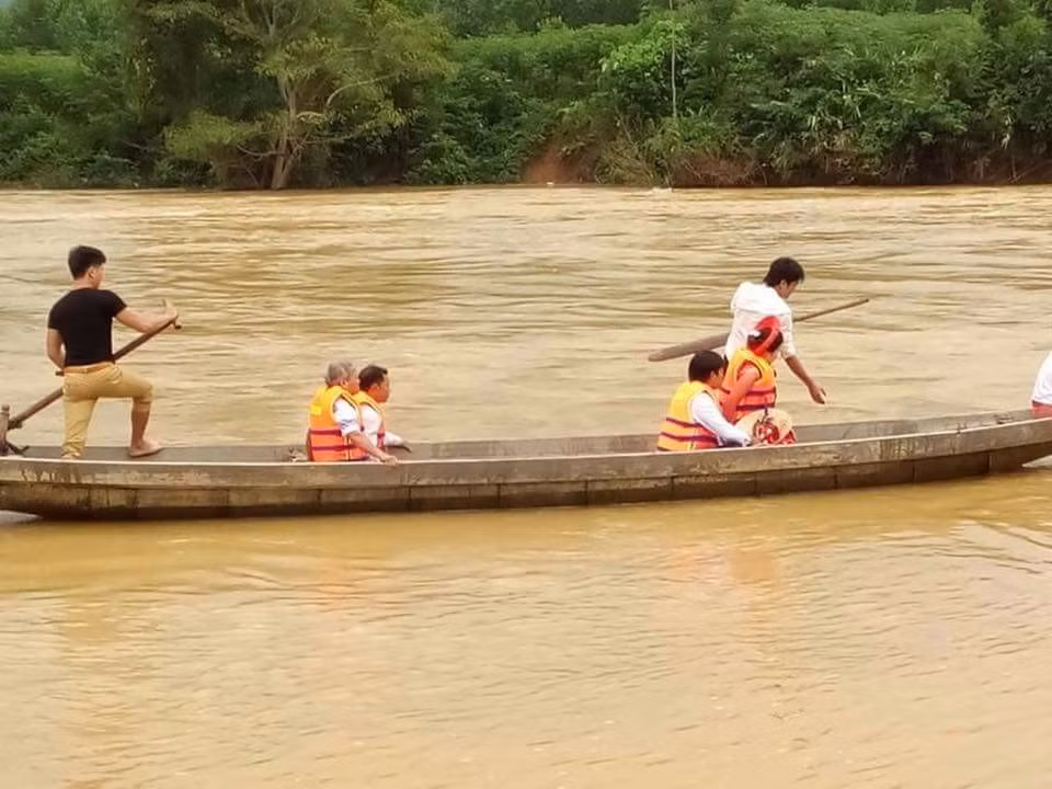 Trong cơn khó khăn, hoạn nạn nhưng tinh thần vững vàng, lạc quan của người dân miền Trung khiến người ta ấm lòng. Ngày vui trăm năm trong mùa mưa lũ vẫn rộn ràng, ăm ắp tình thương.