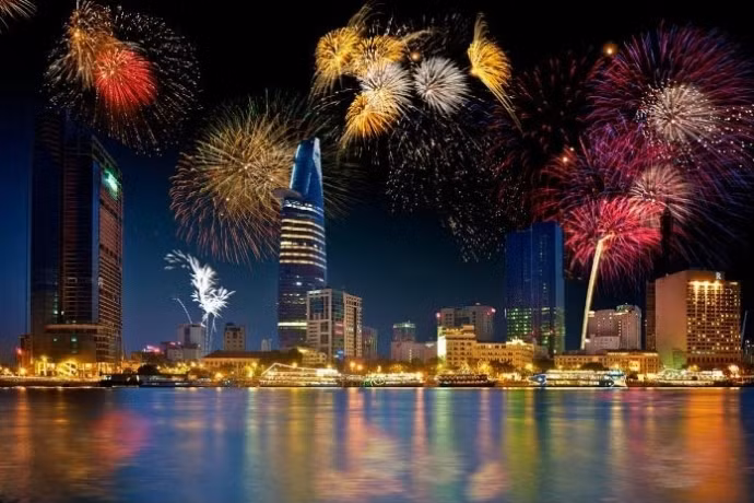 Cũng trong tuần qua, hàng loạt tỉnh thành trong cả nước đã quyết định không bắn pháo hoa chào năm mới như mọi năm. Số tiền dự tính phục vụ kế hoạch bắn pháo hoa sẽ được dành ủng hộ đồng bào miền Trung bị lũ lụt. Ảnh minh họa: An ninh thủ đô.
