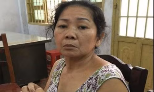 Tuần qua, một thông tin gây chấn động dư luận đó là vụ án bỏ thuốc chuột vào nồi bún riêu của bị can Hồ Thị Ngọc Điệp (52 tuổi, bán bún riêu). Hiện tại, công an quận 9 (TP HCM) đang hoàn tất hồ sơ để bàn giao bà Hồ Thị Ngọc Điệp (52 tuổi, bán bún riêu) cho Công an TP HCM điều tra và xem xét khởi tố tội danh Giết người. Nguồn ảnh: NK.