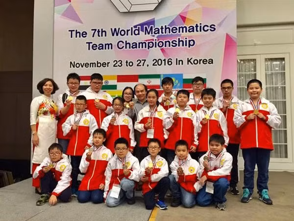 Cũng trong năm nay, đoàn học sinh Việt Nam tham dự cuộc thi Vô địch Toán thế giới tại Seoul (Hàn Quốc) đã giành 32 huy chương, trong đó có 20 huy chương vàng, 11 huy chương bạc và 1 huy chương đồng. Đặc biệt, em Tạ Sơn Bách (trường THCS Ngô Sĩ Liên) đã giành vô địch thế giới lứa tuổi THCS. Ảnh: Đoàn học sinh của quận Hoàn Kiếm (Hà Nội) tham gia cuộc thi. Nguồn ảnh: Zing.