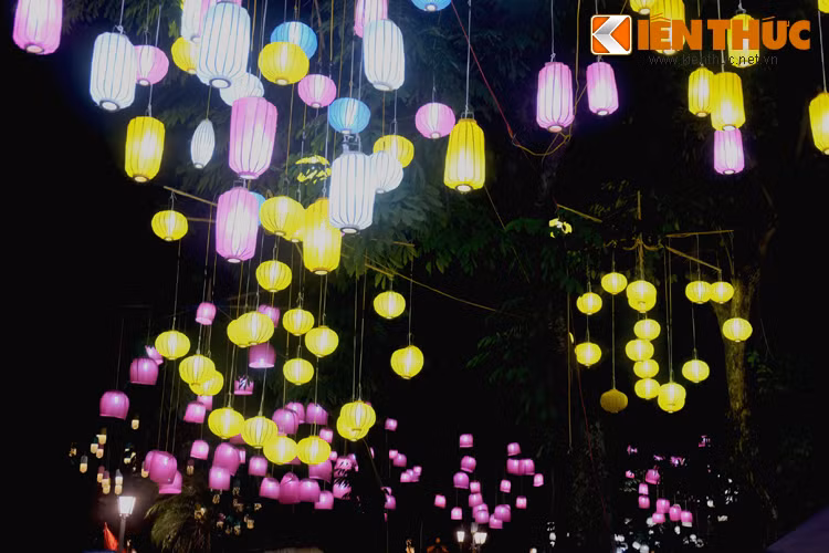 Trong khuôn khổ chương trình "Không gian ánh sáng làng nghề" thuộc triển lãm "Mỗi làng một sản phẩm" tại vườn hoa Lý Thái Tổ Hà Nội, hàng nghìn chiếc đèn lồng lớn nhỏ đã được thắp sáng lung linh, huyền ảo, thu hút sự chú ý của người dân và du khách đến thăm quan, chiêm ngưỡng.