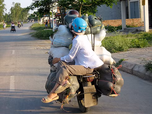 Đưa em đi giao hàng sáng sớm...