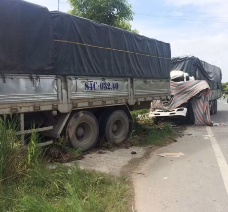 Một vụ tai nạn giao thông nghiêm trọng giữa 2 xe tải xảy ra vào sáng sớm ngày 8/12 tại tỉnh Bạc Liêu, đã làm một tài xế xe tải tử vong ngay trên cabin. Tại hiện trường, đầu một chiếc xe tải bị biến dạng hoàn toàn, còn xe tải còn lại đâm vào sát lề nhà người dân và chỉ bị hư hỏng nhẹ phần đuôi. Ảnh: An toàn giao thông.