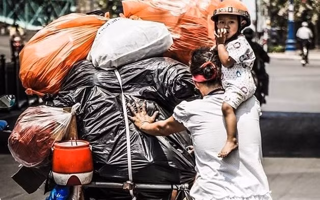 Mẹ cho con ngồi trên vai, đẩy xe đồng nát là khoảnh khắc gây ấn tượng đối với nhiều người. Hình ảnh khiến ta nhớ về sự lam lũ của mẹ mình. Hôm nay chúng ta lớn lên rồi nên có thể những điều xưa cũ cũng đã quên và hình ảnh này nhắc nhở mọi người, đừng quên mất những điều ý nghĩa vì cuộc sống bận rộn với "cơm, áo, gạo, tiền". Nếu có thể thì hãy gọi điện về cho mẹ, ăn một bữa cơm mẹ nấu, bởi trong cuộc đời không biết bao nhiêu lần còn được gặp mẹ cha.