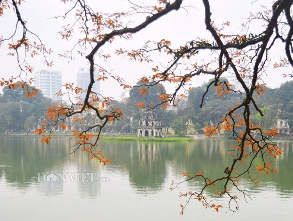 Theo yêu cầu của thành phố, việc khởi công xây dựng sau Tết âm lịch và phấn đấu hoàn thành trước ngày 30/4/2017. Dự án với 3 hạng mục chính gồm: Cải tạo, nâng cấp hè, đường dạo, thoát nước vườn hoa và duy tu phần kè hồ hỏng xung quanh hồ Gươm; chiếu sáng trang trí xung quanh hồ; cây xanh, cảnh quan xung quanh hồ bằng nguồn vốn ngân sách. Trong đó, hạng mục chiếu sáng trang trí xung quanh hồ do doanh nghiệp tài trợ kinh phí. Ảnh: Dân Việt.