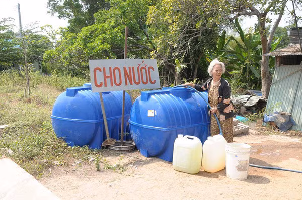 Trong đợt ngập mặn lịch sử, ảnh hưởng nặng nề đến nhiều tỉnh miền Tây, trong đó có Bến Tre, hình ảnh cụ bà tóc bạc phơ cho nước ngọt miễn phí khiến nhiều người xúc động. Đây là bà Bảy Hưởn (tên thật của bà là Nguyễn Thị Hưởn, 75 tuổi). Hàng ngày, bà đều bơm nước ngọt cho người dân. Bà tâm sự việc giúp được người khác khiến bà cảm thấy vui vẻ, sống có ích. Nguồn ảnh: Humans of Vietnam.