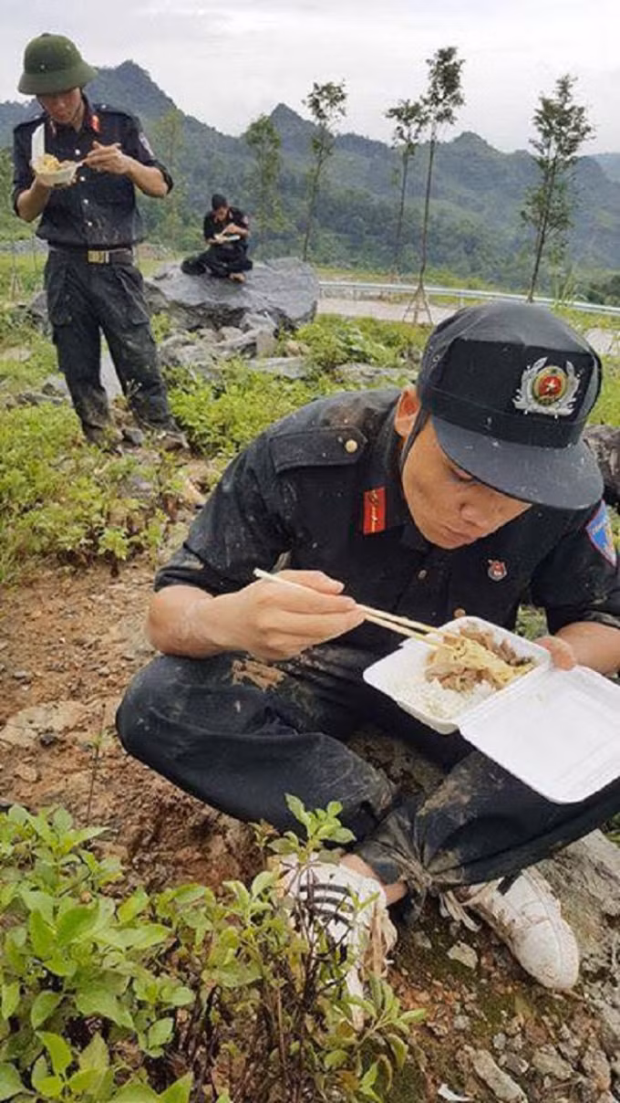 Một bữa ăn vội vàng sau khi làm nhiệm vụ.