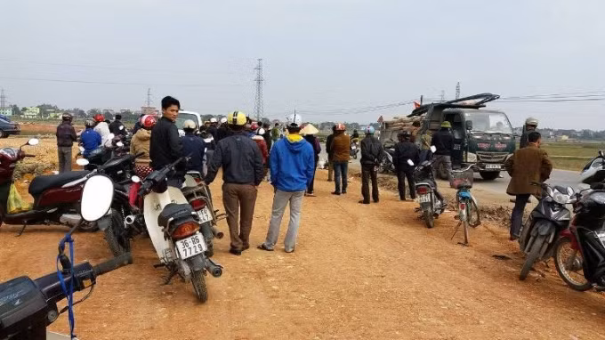 Gần trưa ngày 28/12, tại QL45 (thuộc địa phận xã Thiệu Đô, Thiệu Hóa) đã xảy ra vụ tai nạn giao thông khiến 1 người tử vong tại chỗ. Theo đó, một chiếc xe máy lưu thông theo chiều về thành phố Thanh Hóa thì va chạm với một xe tải đi cùng chiều. Sau cú va quyệt, người điều khiển xe máy ngã xuống đường và bị bánh xe ô tô ngáng qua, tử vong tại chỗ. Nguồn ảnh: Gia đình Việt Nam.