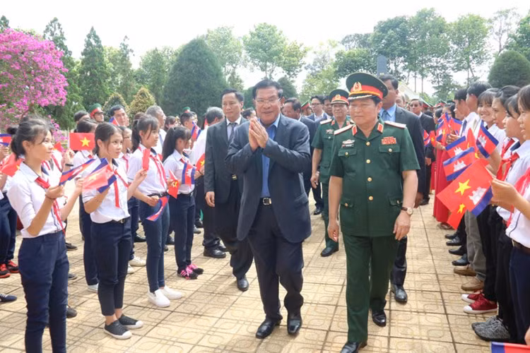 Tại ấp Suối Râm, xã Long Giao, huyện Cẩm Mỹ (tỉnh Đồng Nai), Thủ tướng Hun Sen và đoàn Đại biểu cấp cao Vương quốc Campuchia đã đến thăm di tích lịch sử đoàn 125. Đây là nơi an nghỉ của nhiều chiến sĩ cách mạng Campuchia.