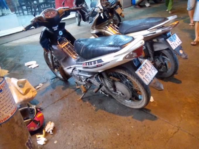 Ngày 13/12, một vụ tai nạn giao thông nghiêm trọng xảy ra trên địa bàn phường Long Bình, TP Biên Hòa, tỉnh Đồng Nai khiến nhiều người bị thương. Sau va chạm với xe tải, cả gia đình 3 người ngã xuống đường và tiếp tục bị một xe máy đang chạy tới tông trúng khiến cả 3 chấn thương nặng. Nguồn ảnh: Xuân Đoàn.