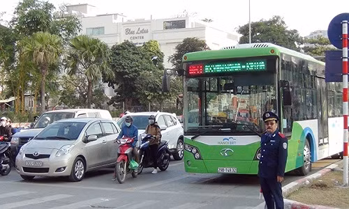 Xe buýt nhanh BRT chạy ở làn đường riêng. Nguồn ảnh: An ninh Thủ đô.