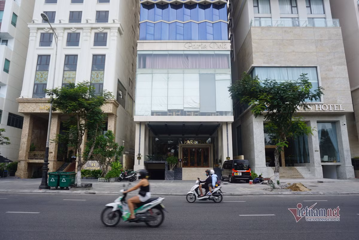 Chị Lê Thị Ngân quản lý khách sạn trên đường Võ Nguyên Giáp buồn bã, một tháng qua chị cùng một số nhân viên phải chia ca đi làm để duy trì hoạt động tại khách sạn, cũng chính vì vậy tiền lương giảm.