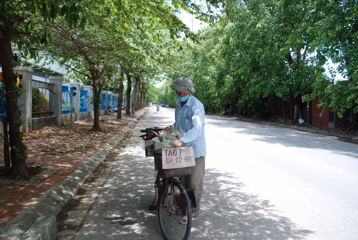 Dường như ai cũng mệt mỏi và kiệt sức bởi cái nóng, thế nhưng vì mưu sinh nên họ vẫn phải ra đường.