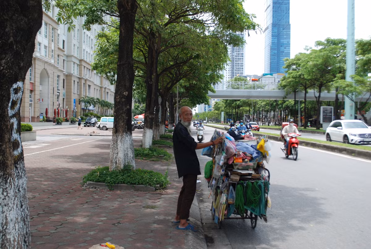 Ông Nguyễn Văn Hòa (60 tuổi, bán hàng rong) cho biết: ''Tôi phải trốn vào hàng cây xanh ven đường để tránh cái nắng nóng gay gắt. Nhiều người đi đường vì nắng quá cũng phải vào đây nghỉ chân rồi đi tiếp."
