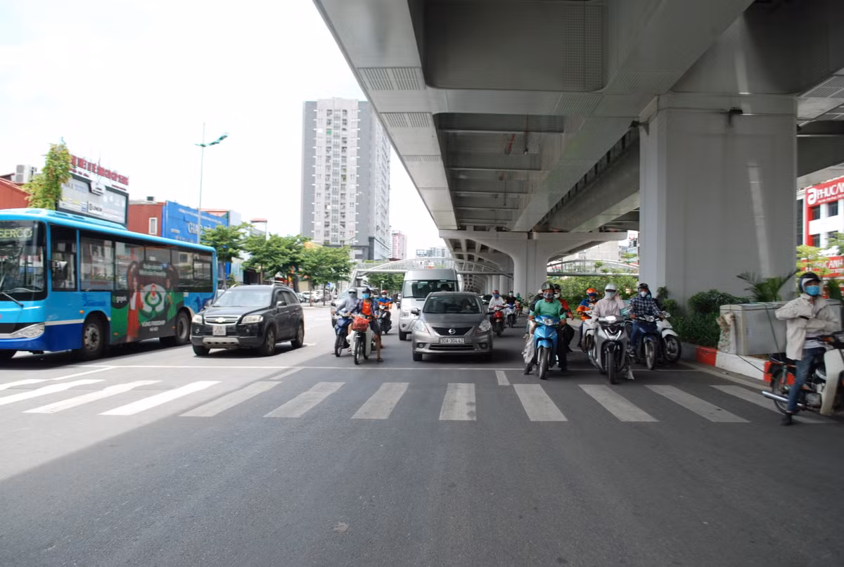  Trung tâm khí tượng thủy văn quốc gia cảnh báo, do ảnh hưởng của nắng nóng và nắng nóng gay gắt kéo dài kết hợp với độ ẩm trong không khí giảm thấp và gió Tây Nam gây hiệu ứng phơn thổi mạnh nên có nhiều nguy cơ xảy ra cháy nổ và hỏa hoạn ở khu vực dân cư do nhu cầu sử dụng điện tăng cao và nguy cơ cao cháy rừng ở khu vực Trung Bộ. Ngoài ra, nắng nóng còn có thể gây tình trạng mất nước, kiệt sức, đột quỵ do sốc nhiệt đối với cơ thể người khi tiếp xúc lâu với nền nhiệt độ cao.