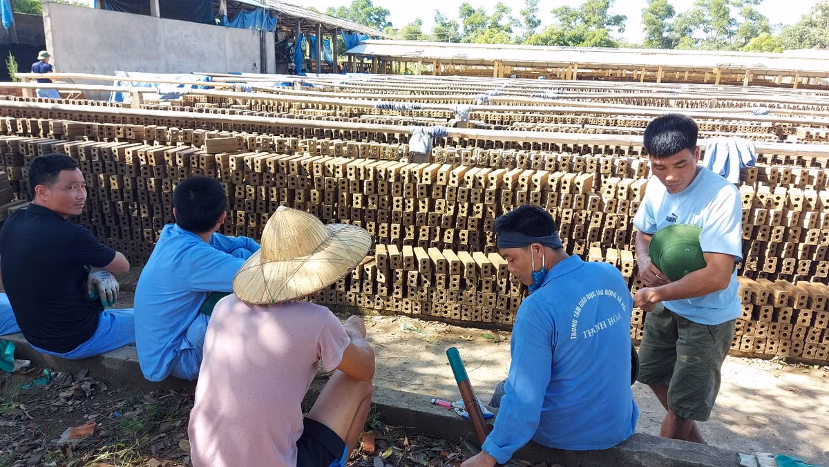 Ông Hoàng Duy Xuyên - Phó gíam đốc Cơ sở cai nghiện số 1 tỉnh Thanh Hóa cho biết: "Các bệnh nhân lao động vừa để tăng cường rèn luyện sức khỏe, quên đi ma túy, vừa có thêm thu nhập và nắm trong tay nghề nghiệp để khi hết khóa cai có thể tái hòa nhập cuộc sống một cách nhanh chóng".