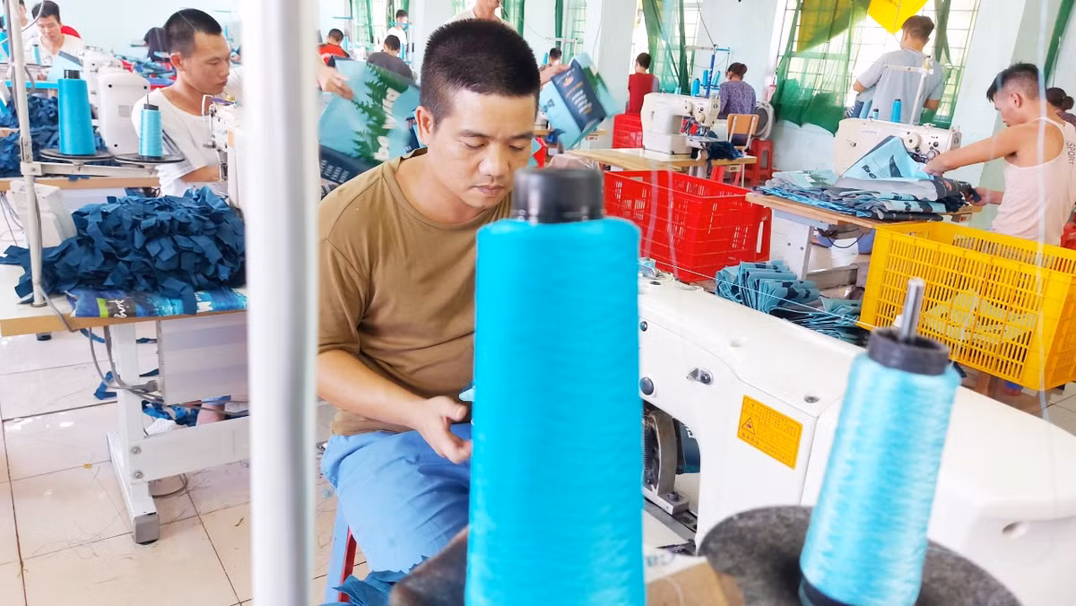 Các nam bệnh nhân trong 1 xưởng may, những sản phẩm họ làm ra khéo léo không khác gì bàn tay phụ nữ.