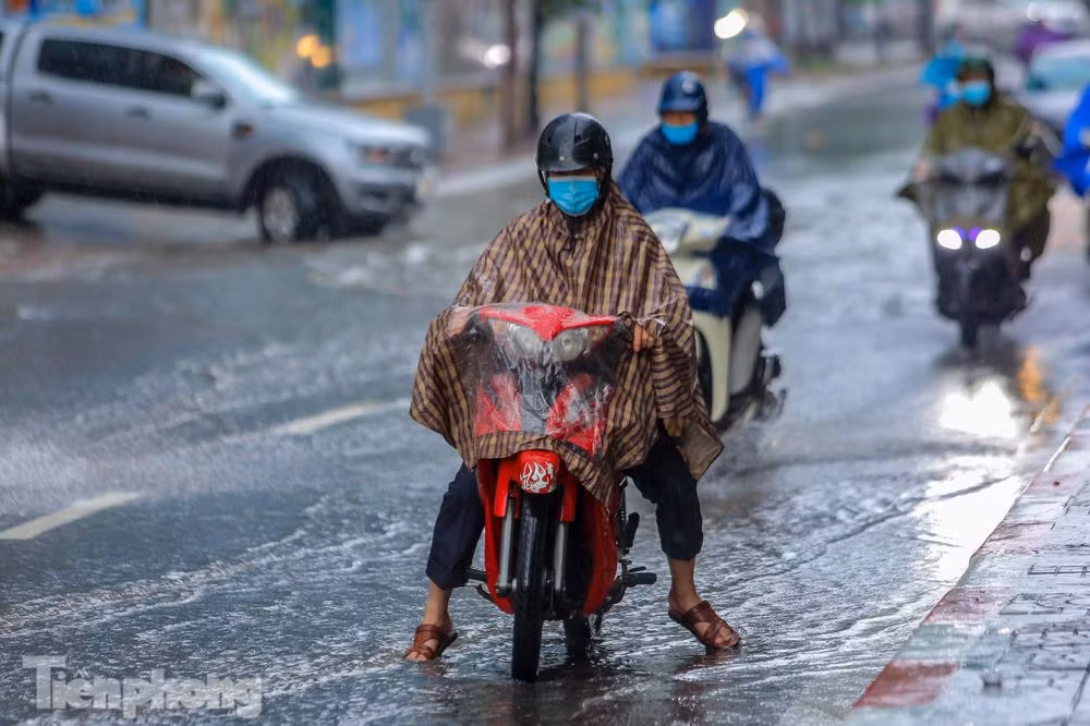 Một phương tiện chết máy giữa đường sau khi lội qua đoạn ngập.