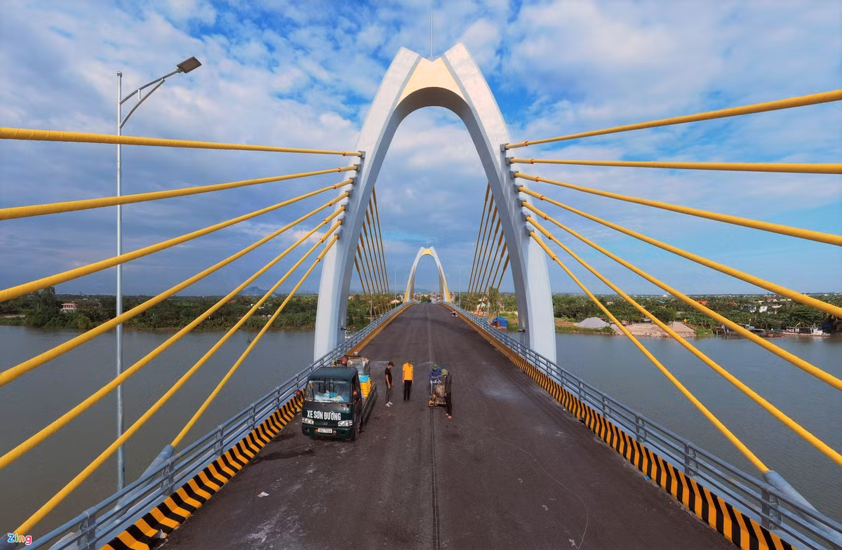 Cầu Quang Thanh mang dáng của cầu dây văng, mức đầu tư 398,6 tỷ đồng (trong đó Hải Phòng chi 396 tỷ, Hải Dương chi 2,6 tỷ).
