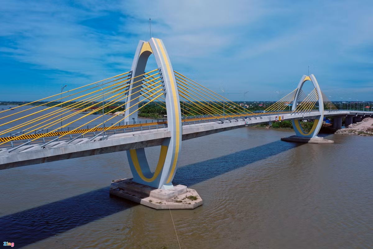 Cầu có chiều dài 536 m, rộng 12 m, chiều cao khoang thông thuyền 9,5 m. Đây là dự án nhóm B, công trình giao thông cấp I.