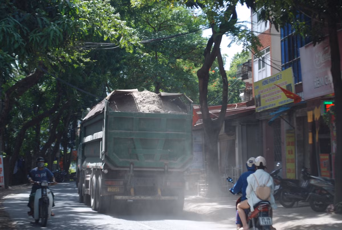 Cảnh tượng đường bụi mù vì xe quá khổ, quá tải hoành hành rất phổ biến, và người hứng chịu là người dân và người tham gia giao thông. 