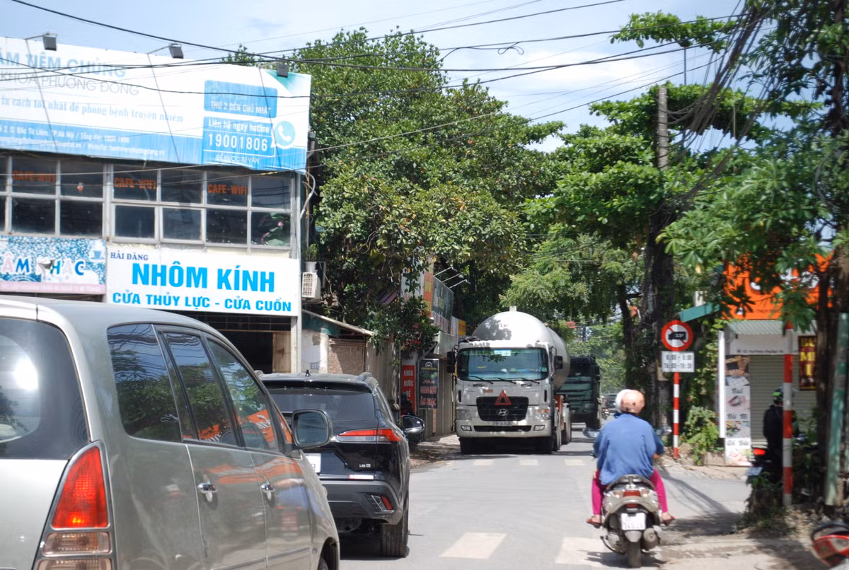 Theo Chủ tịch UBND Phường Đức Thắng, tuyến đường là trục giao thông đi vào khu công nghiệp Nam Thăng Long và dự án Đại học Mỏ nên có nhiều xe chở vật liệu hoạt động. Tuy nhiên, người dân không đồng tình với cách giải thích này và cho rằng chính quyền, cơ quan chức năng cần kiểm tra, xử lý các phương tiện nếu sai phạm, chạy sai giờ, quá khổ, quá tải...