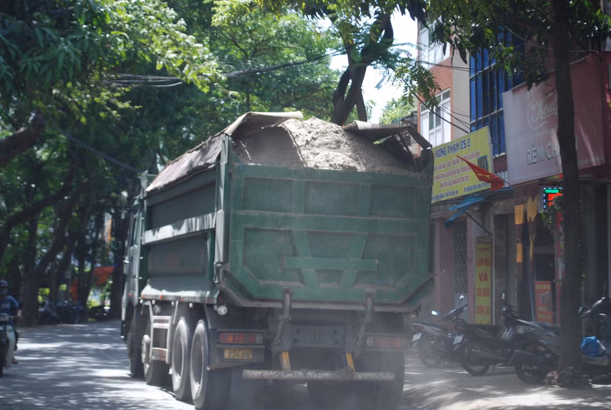 Một chiếc xe có dấu hiệu quá khổ, quá tải chạy trên đường Hoàng Tăng Bí.