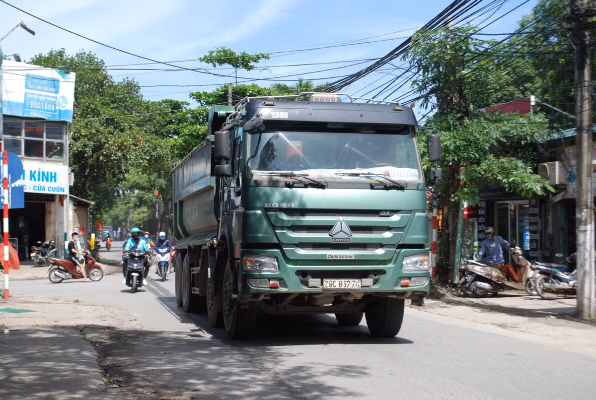 Người dân dọc tuyến đường Hoàng Tăng Bí rất bức xúc về tình trạng xe quá khổ, quá tải lộng hành.