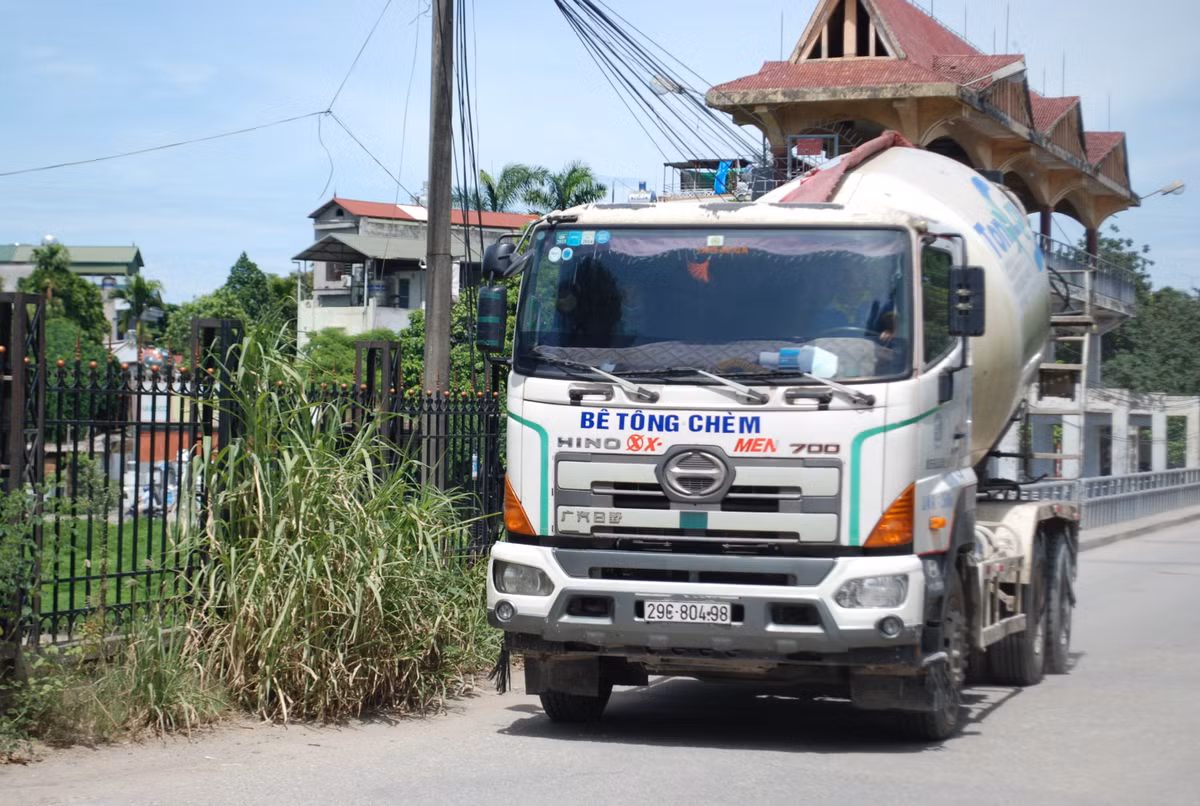 Chị Nguyễn Thị Thảo (người dân sống tại đường Hoàng Tăng Bí) cho biết: ''Mỗi ngày, lượng xe tải chở theo xi măng tươi, đất đá... với trọng tải lớn chạy qua con đường này nhiều không đếm xuể. Có những hôm bê tông, đất cát rơi vãi ra đầy đường, người dân chúng tôi lại phải tự đi dọn. Mưa xuống thì còn đỡ, nắng lên thì bụi bay mù mịt vào trong nhà, gây ô nhiễm môi trường nghiêm trọng."