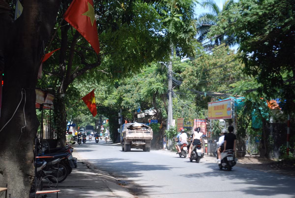 Những người dân sống tại đường Hoàng Tăng Bí đang khốn đốn vì phải sống chung với bụi.