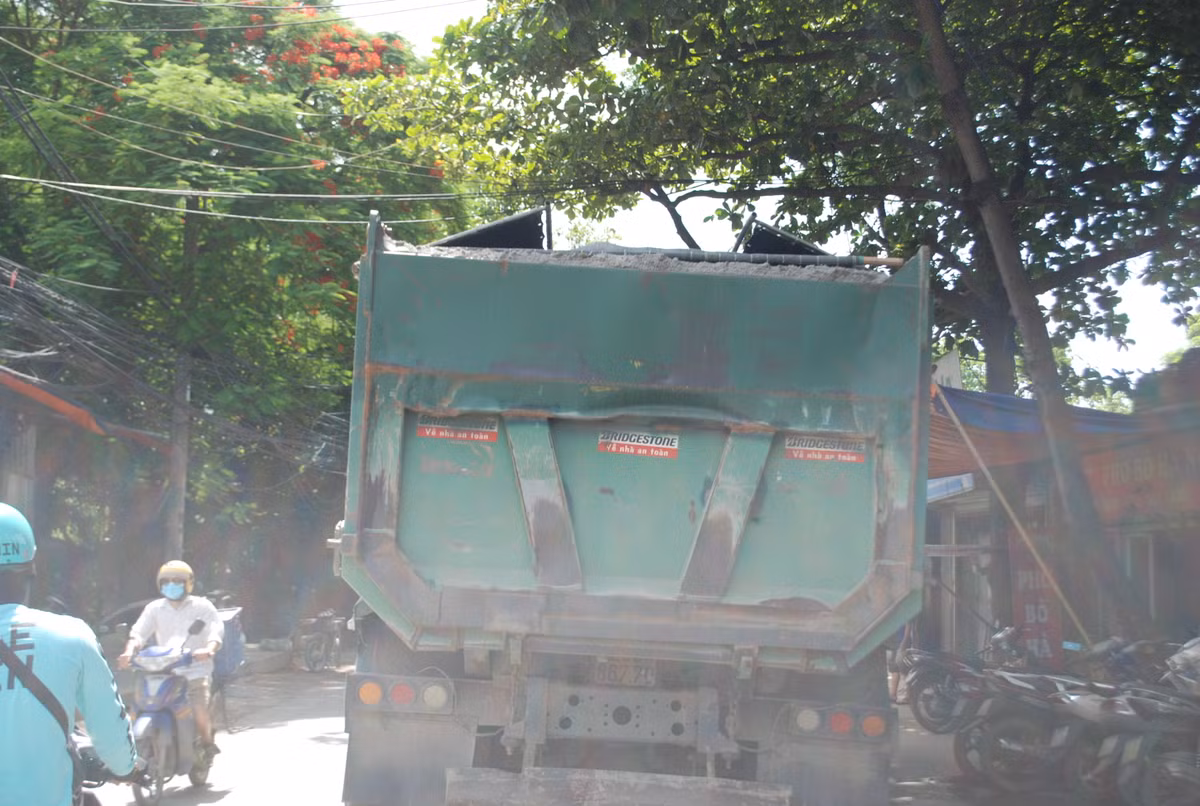 Các xe chở cát, chở vật liệu không được che kín khiến bụi mù mịt.