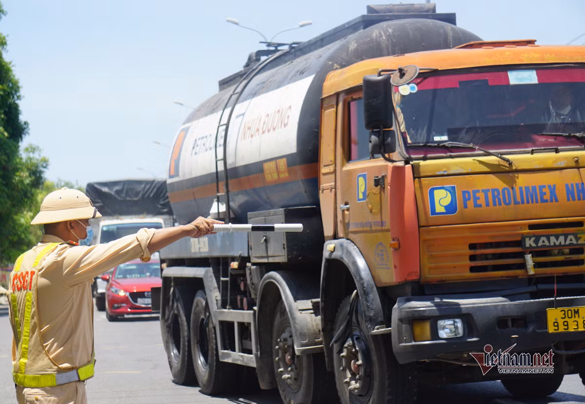Đà Nẵng: Chiều ngày 25/6, UBND TP Đà Nẵng ban hành văn bản khẩn về việc thực hiện các biện pháp phòng chống dịch COVID-19 đối với phương tiện vận tải hàng hóa vào, ra thành phố. Tài xế điều khiển và người ngồi trên phương tiện đi từ nơi có dịch đến Đà Nẵng phải có kết quả xét nghiệm âm tính với SARS-CoV-2 trong vòng 72h mới được vào thành phố giao hàng.