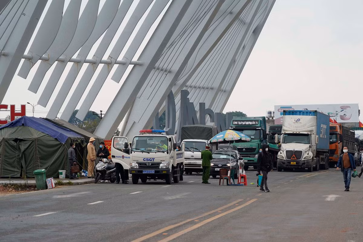 Quảng Ninh: Từ 15h ngày 27/6, ngoài việc khai báo y tế điện tử, xuất trình giấy tờ tùy thân, các công dân muốn vào Quảng Ninh phải có phiếu xét nghiệm âm tính với SARS-CoV-2 trong thời gian tối đa 7 ngày kể từ ngày lấy mẫu (3 ngày đối với mẫu xét nghiệm nhanh kể từ ngày trả kết quả), hoặc có phiếu xác nhận đã xét nghiệm COVID-19.