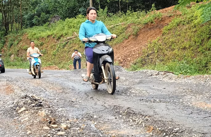 Đi hết tuyến đường, bằng mắt thường có thể thấy, nhiều nơi trên tuyến đường "nát như tương", mặt đường xuất hiện nhiều ổ gà, ổ voi, nhiều điểm vừa lún vừa bị bong tróc, nứt nẻ, có thể dùng tay bóc lên từng mảng đường. Đoạn hư hỏng nhiều nhất là đoạn qua xã Thạch Lập.