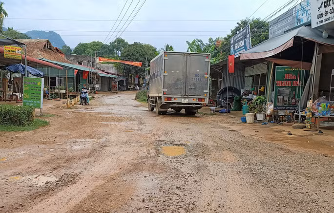 Theo quyết định, Dự án nâng cấp đường giao thông đi từ xã Thúy Sơn đến xã Thạch Lập, nối xã Điền Thượng của huyện Bá Thước (Thanh Hóa) có chiều dài 15,7 km. Kinh phí đầu tư hơn 70 tỉ đồng, trong đó, vốn ngân sách trung ương khoảng 68 tỉ đồng, vốn do UBND huyện Ngọc Lặc huy động để thực hiện giải phóng mặt bằng 2,2 tỉ đồng. Dự án dù được phê duyệt từ năm 2009 nhưng đến năm 2015 mới khởi công. (Tuyến đường bong tróc, hư hỏng khắp nơi)