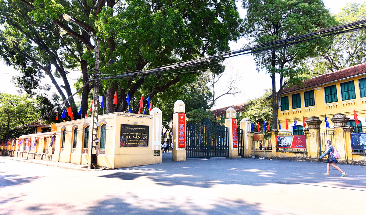 Điểm chuẩn trúng tuyển nguyện vọng 2 chương trình thí điểm song bằng tú tài bằng điểm chuẩn trúng tuyển nguyện vọng 1. (Ảnh: trường THPT Chu Văn An)